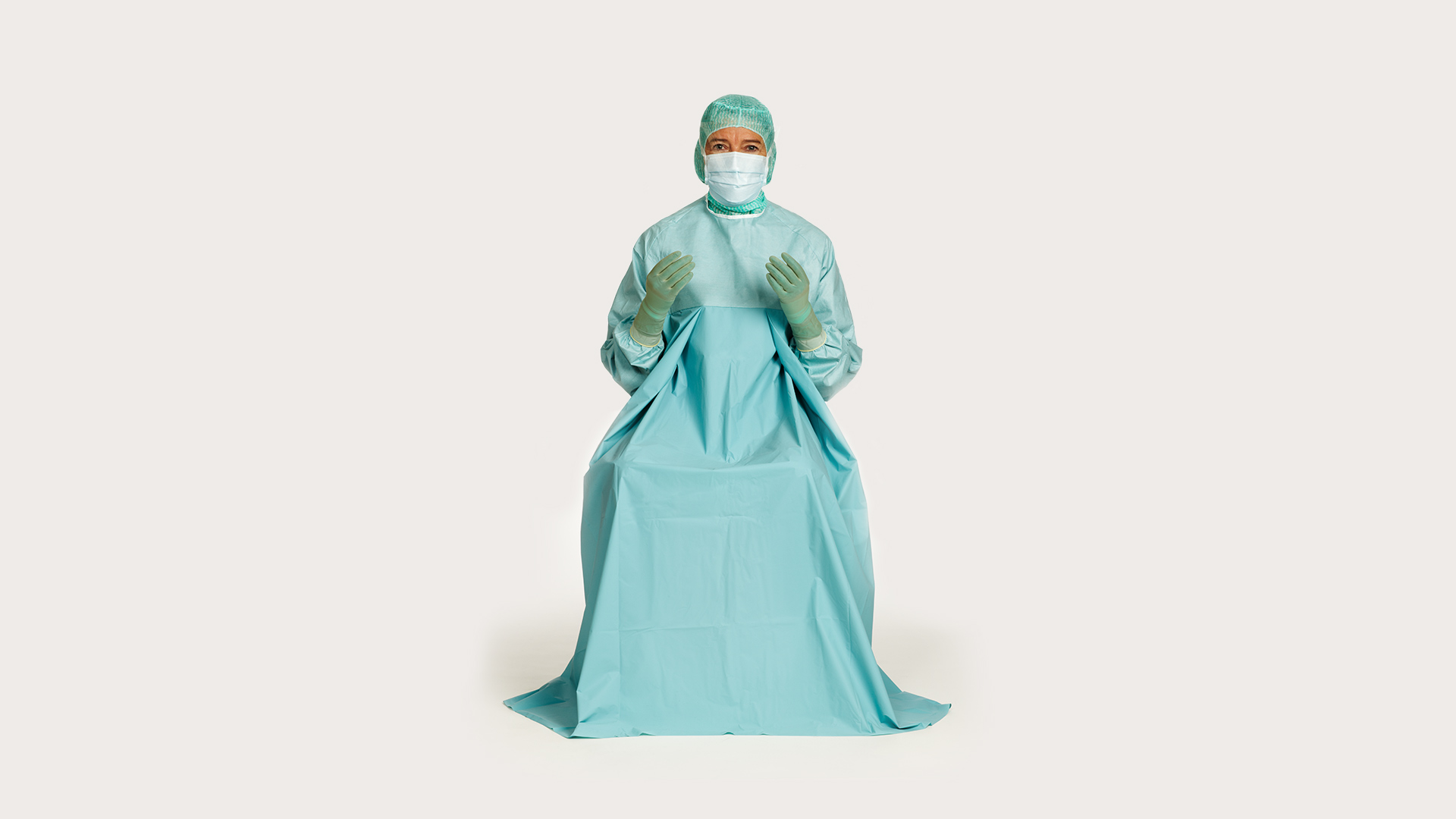 naiskirurg, kes kannab kirurgilist kitlit BARRIER® Classic Urology
