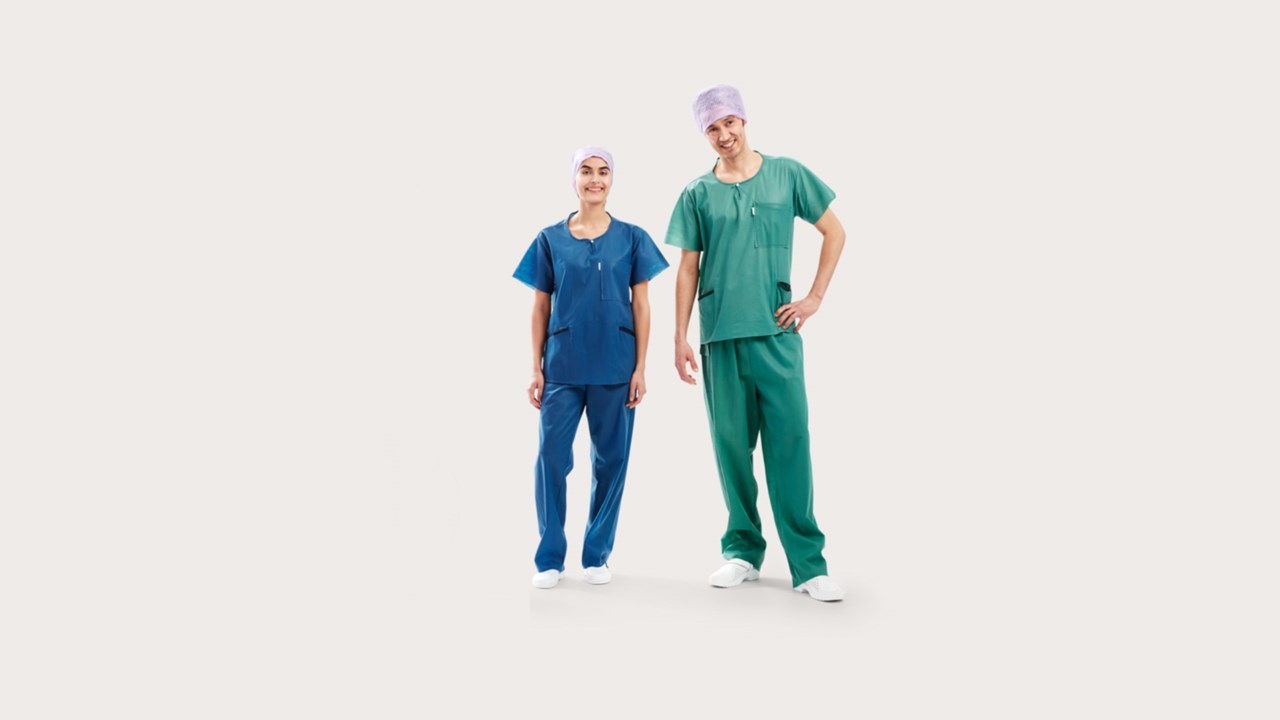 Kolm klinitsisti, kes kannavad operatsioonirõivaid BARRIER® Extra Comfort